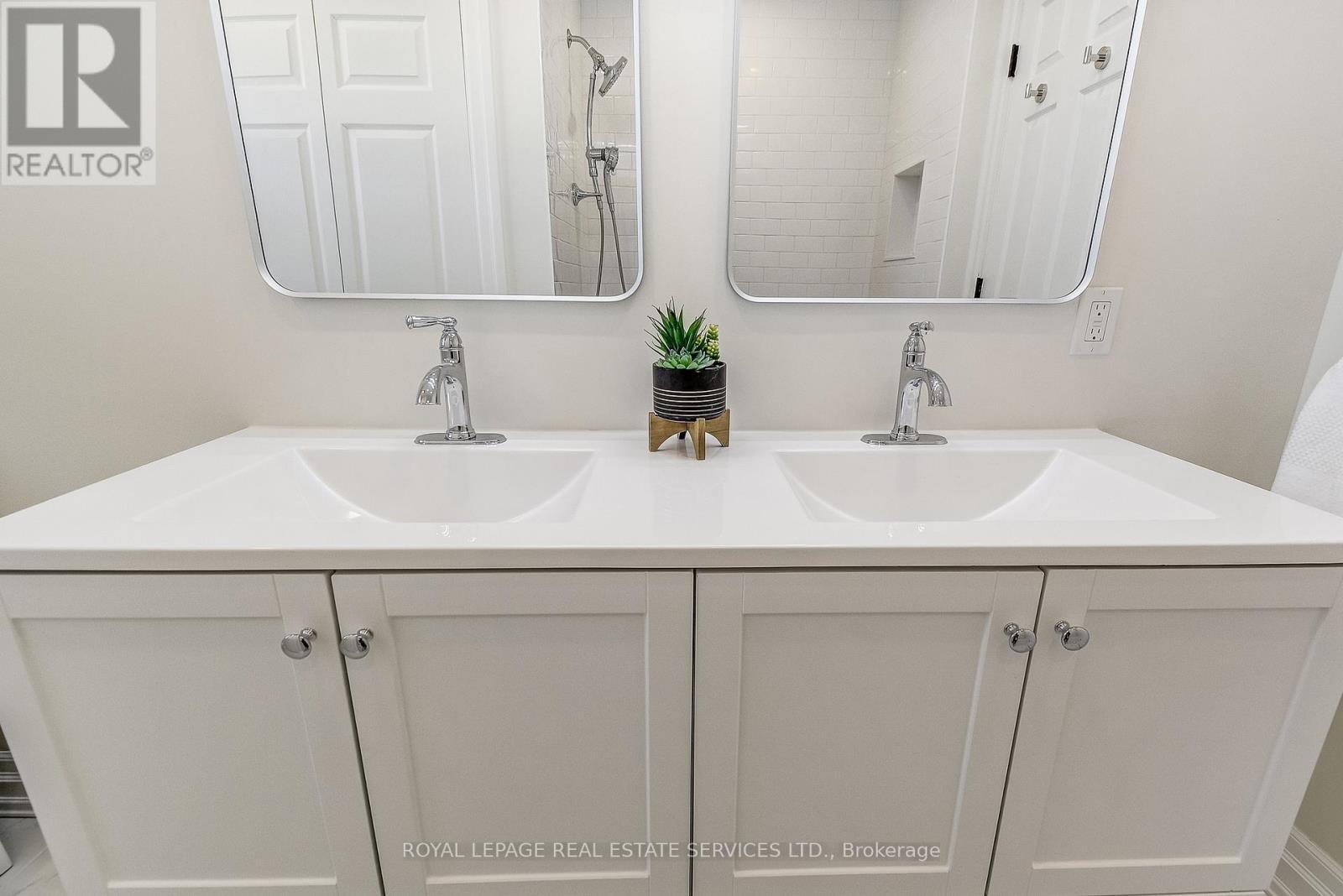 Double sinks - 351 Strathcona Drive, Burlington, ON - Indoor Photo Showing Bathroom