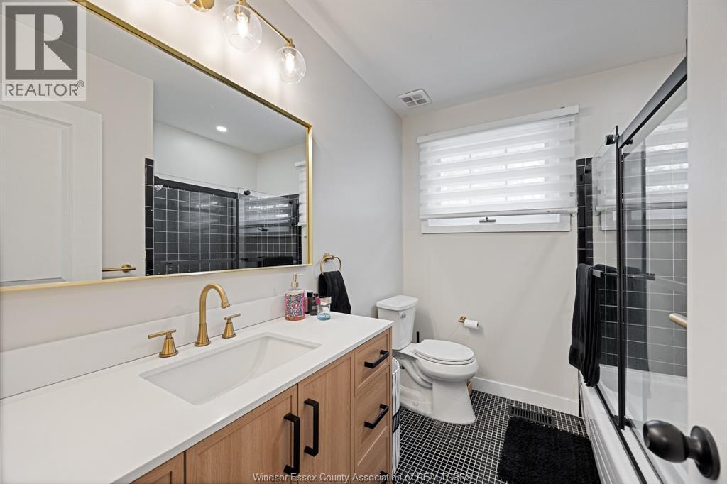 945 Laurier, Lasalle, ON - Indoor Photo Showing Bathroom