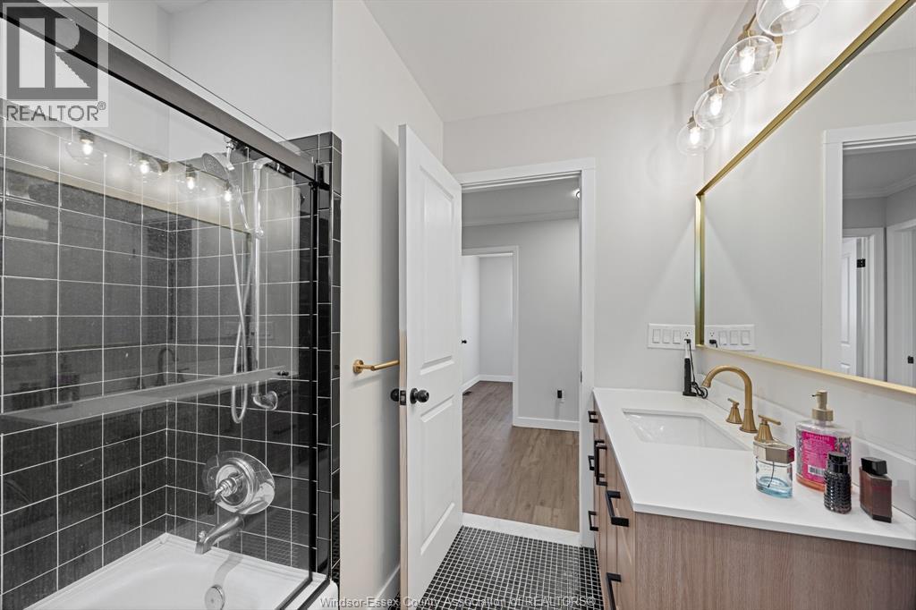 945 Laurier, Lasalle, ON - Indoor Photo Showing Bathroom