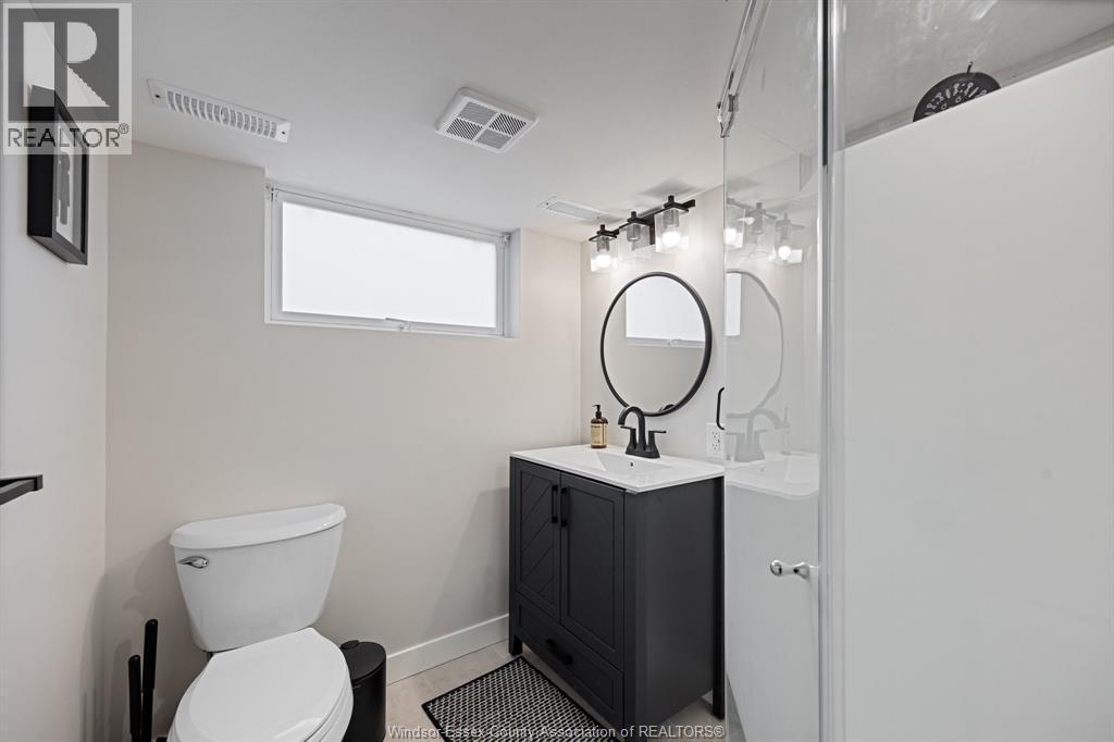 945 Laurier, Lasalle, ON - Indoor Photo Showing Bathroom