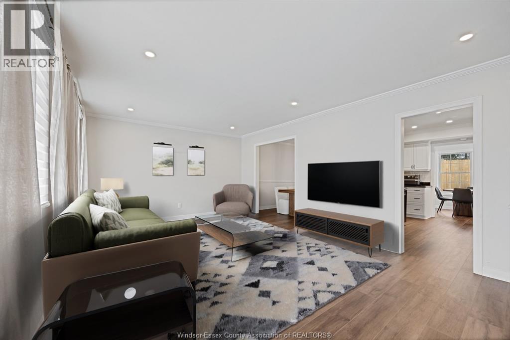 945 Laurier, Lasalle, ON - Indoor Photo Showing Living Room