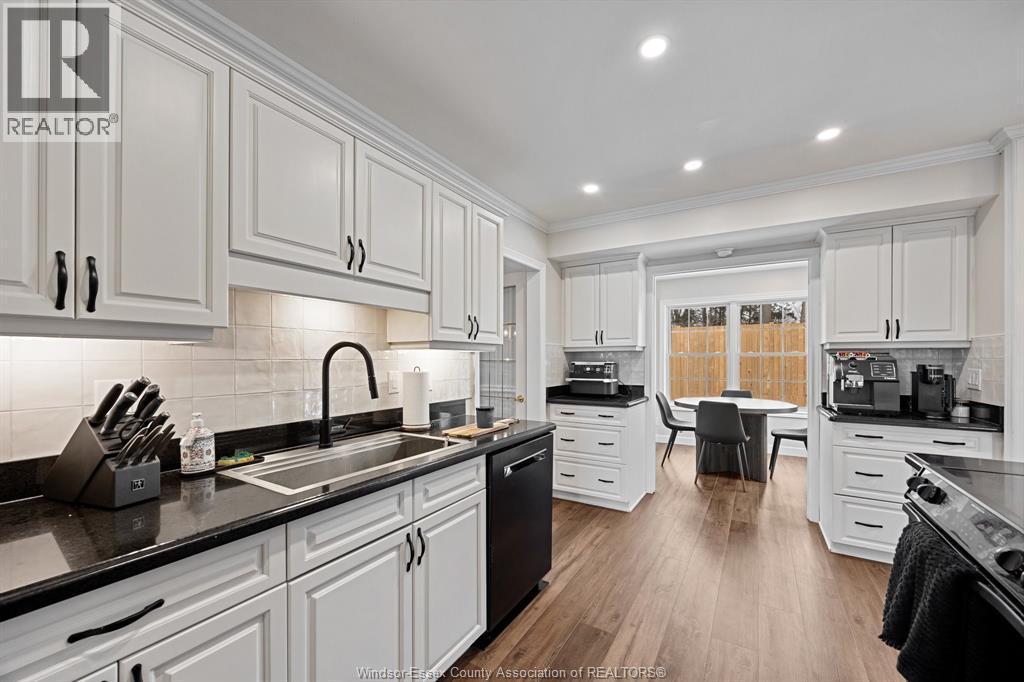 945 Laurier, Lasalle, ON - Indoor Photo Showing Kitchen