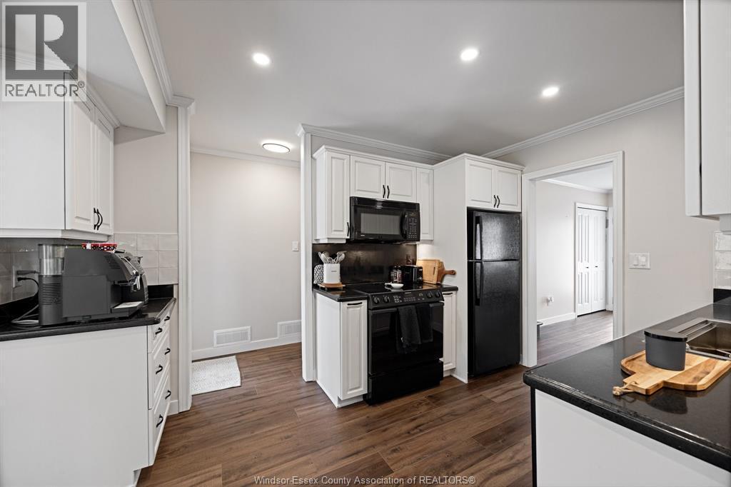 945 Laurier, Lasalle, ON - Indoor Photo Showing Kitchen