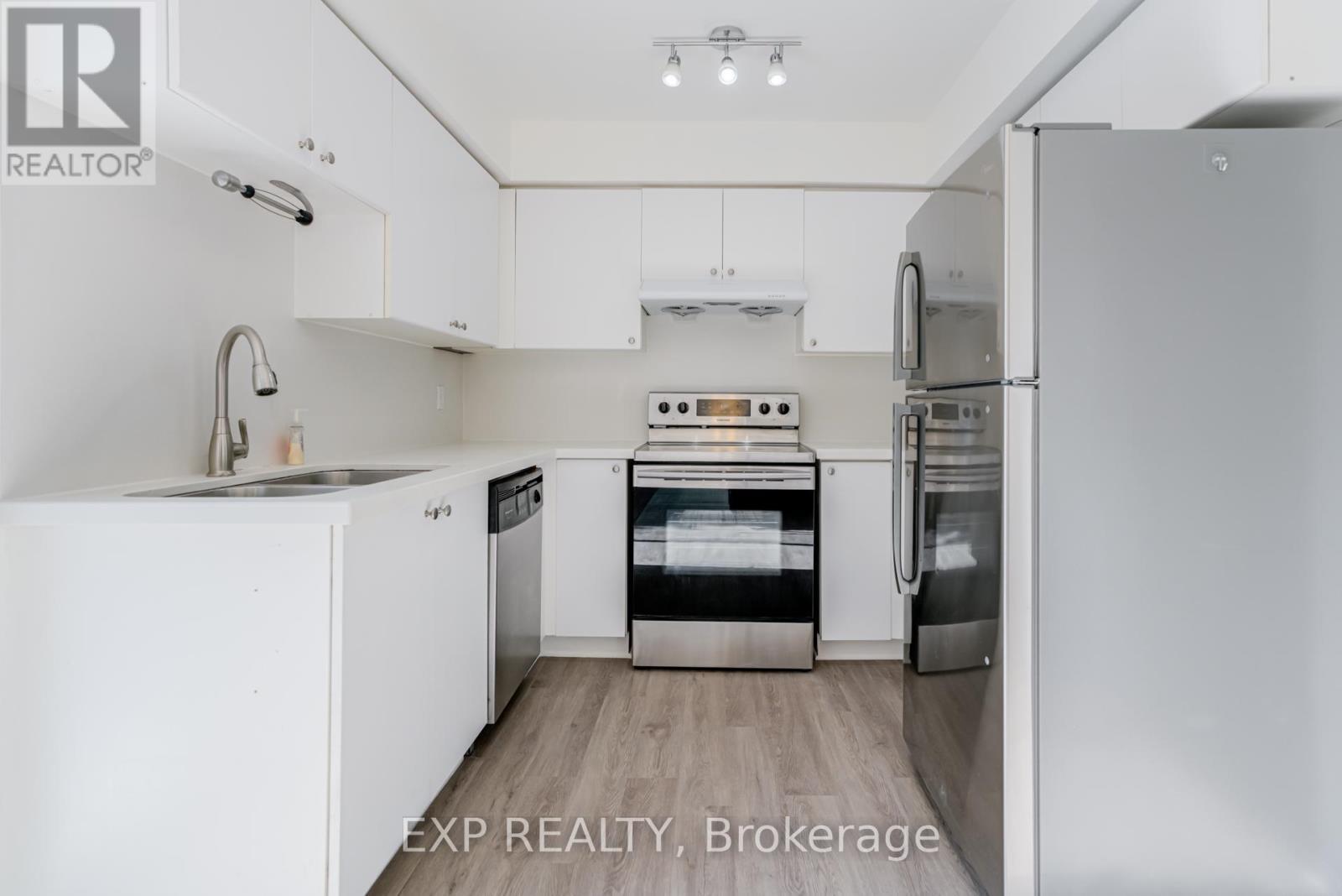 133 - 12421 Ninth Line, Whitchurch-Stouffville, ON - Indoor Photo Showing Kitchen With Double Sink