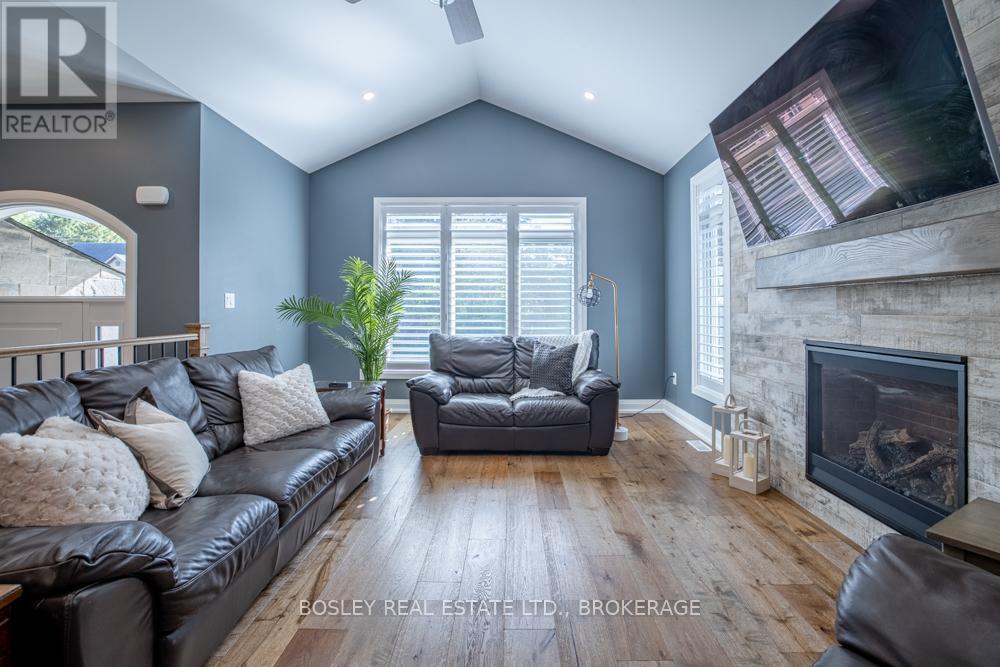 1 Hurricane Road, Pelham (Fonthill), ON - Indoor Photo Showing Living Room With Fireplace