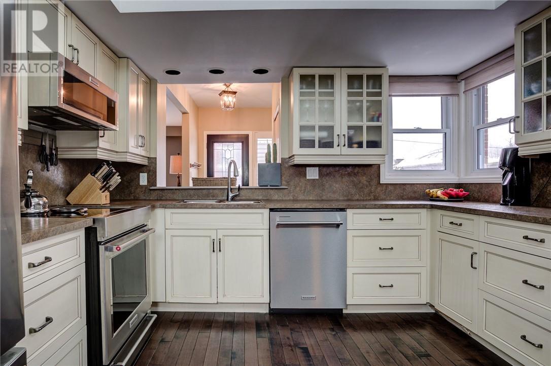 275 Wembley Drive, Sudbury, ON - Indoor Photo Showing Kitchen With Upgraded Kitchen