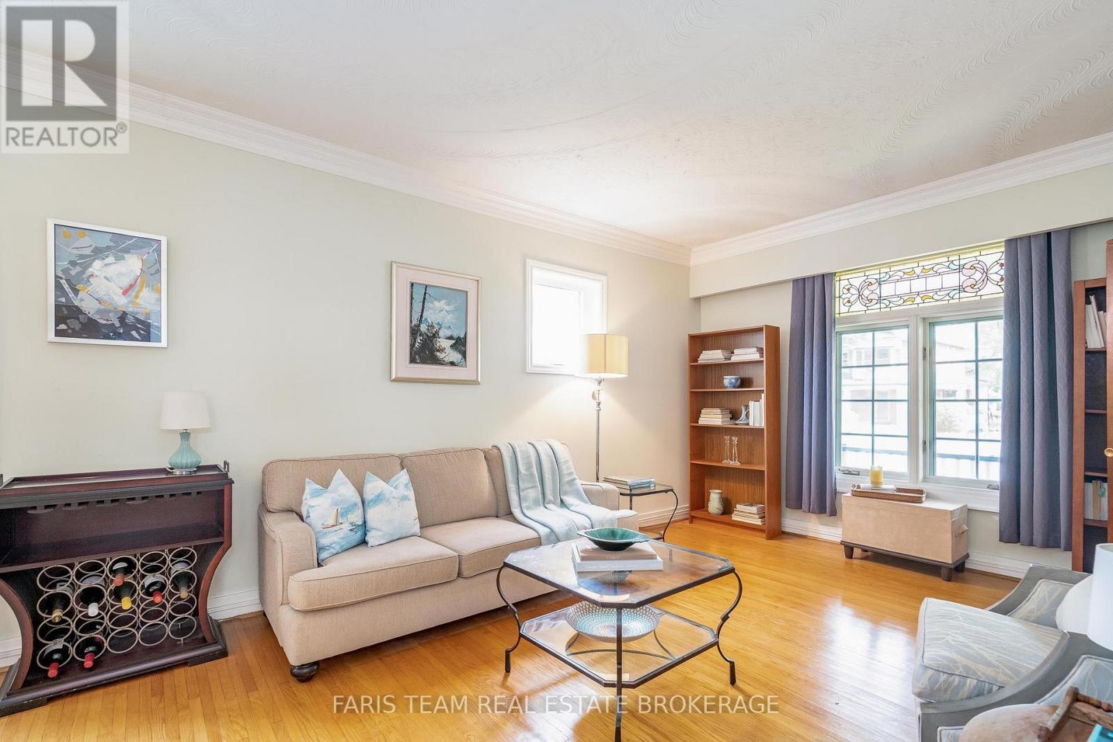 404 Manly Street, Midland, ON - Indoor Photo Showing Living Room