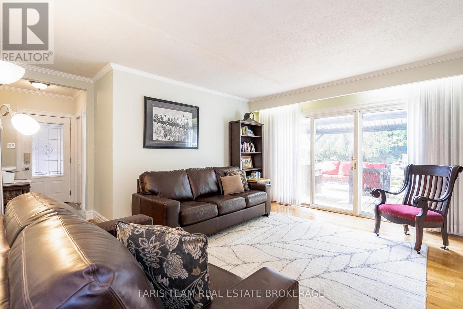 404 Manly Street, Midland, ON - Indoor Photo Showing Living Room