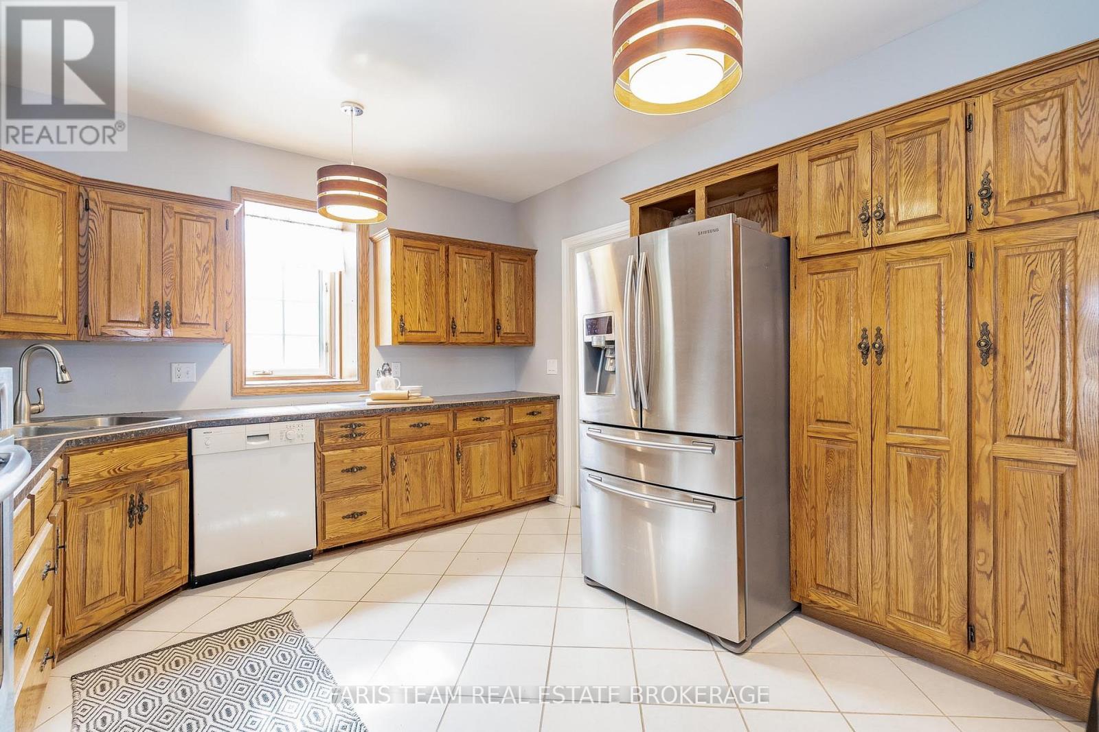 404 Manly Street, Midland, ON - Indoor Photo Showing Kitchen