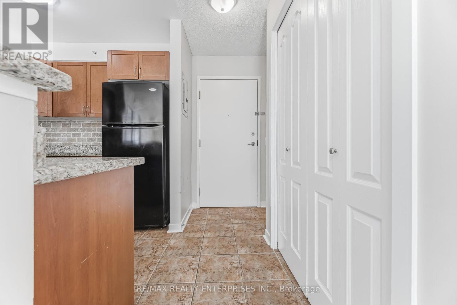 Entrance to Unit - 1420 - 8 Dayspring Circle, Brampton, ON - Indoor Photo Showing Kitchen