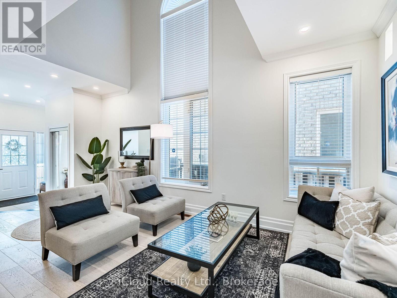 3390 Fountain Park Avenue, Mississauga, ON - Indoor Photo Showing Living Room