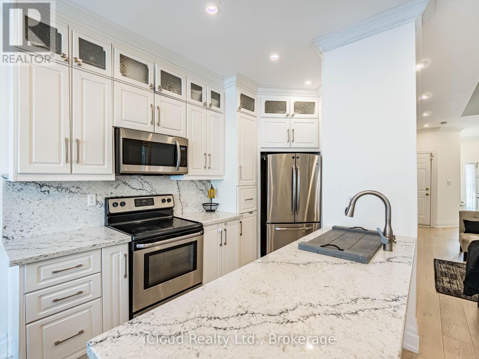 3390 Fountain Park Avenue, Mississauga, ON - Indoor Photo Showing Kitchen With Upgraded Kitchen