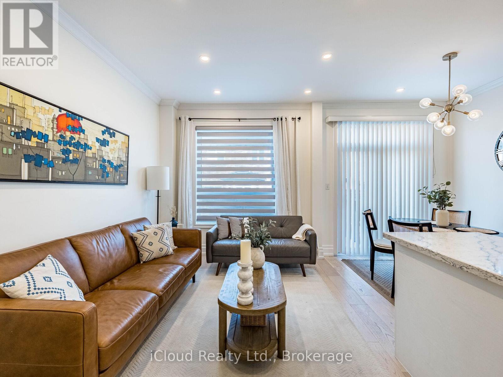 3390 Fountain Park Avenue, Mississauga, ON - Indoor Photo Showing Living Room