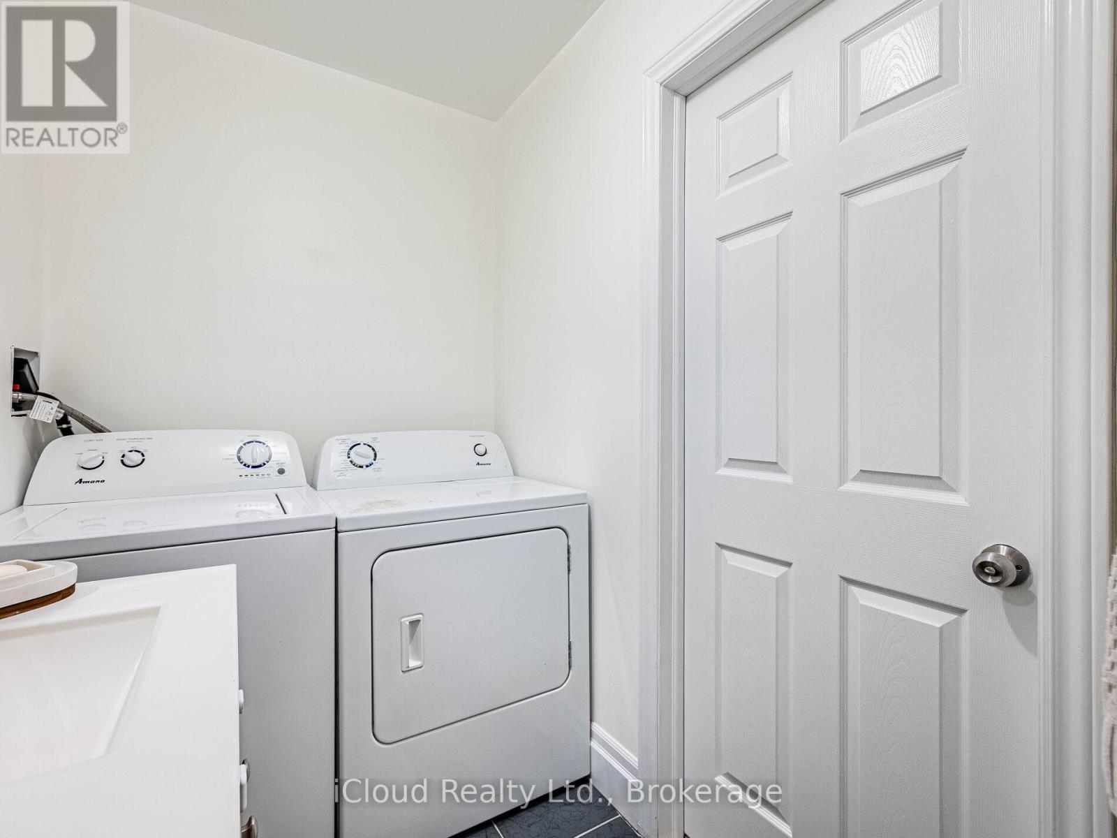 3390 Fountain Park Avenue, Mississauga, ON - Indoor Photo Showing Laundry Room