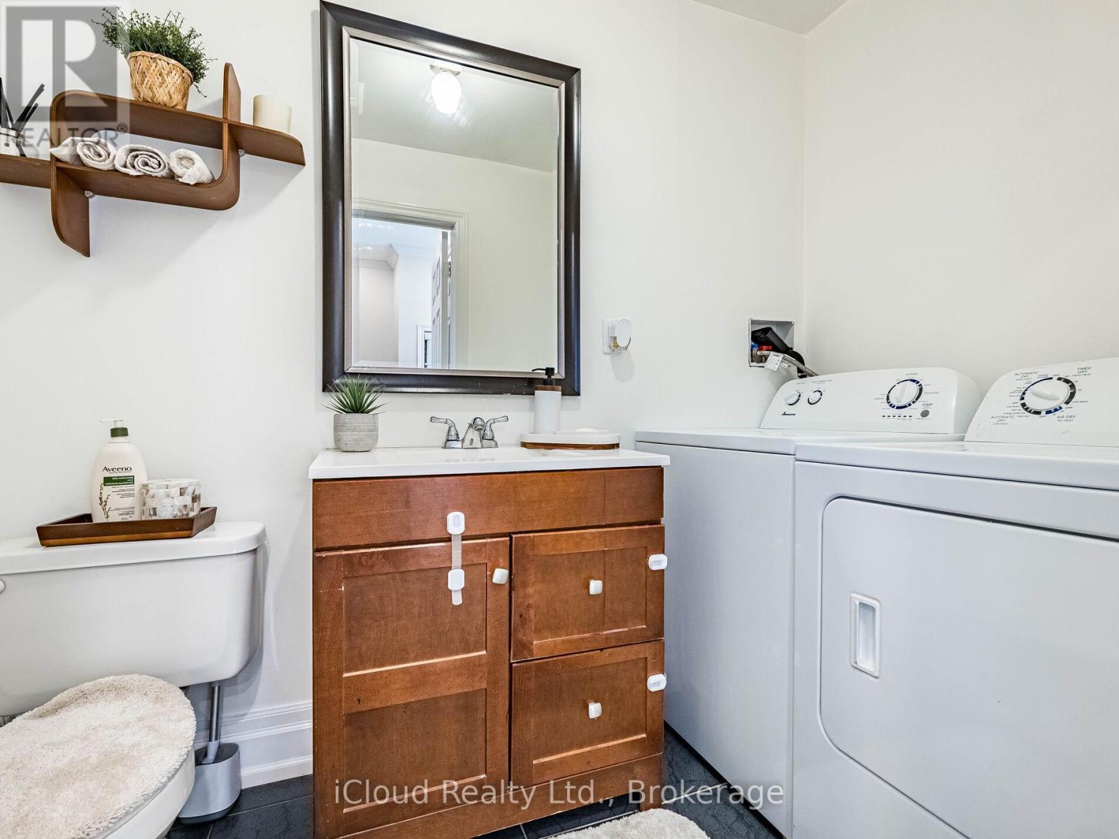 3390 Fountain Park Avenue, Mississauga, ON - Indoor Photo Showing Bathroom