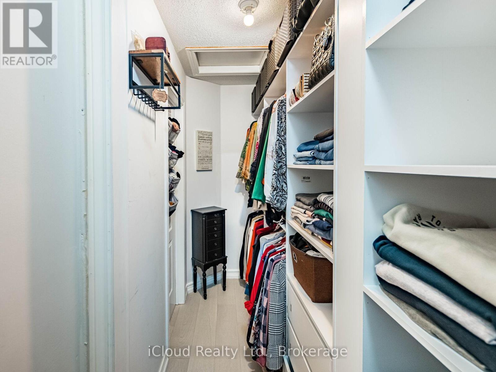 3390 Fountain Park Avenue, Mississauga, ON - Indoor With Storage