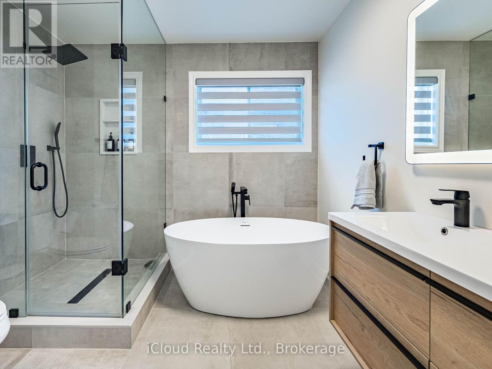 3390 Fountain Park Avenue, Mississauga, ON - Indoor Photo Showing Bathroom