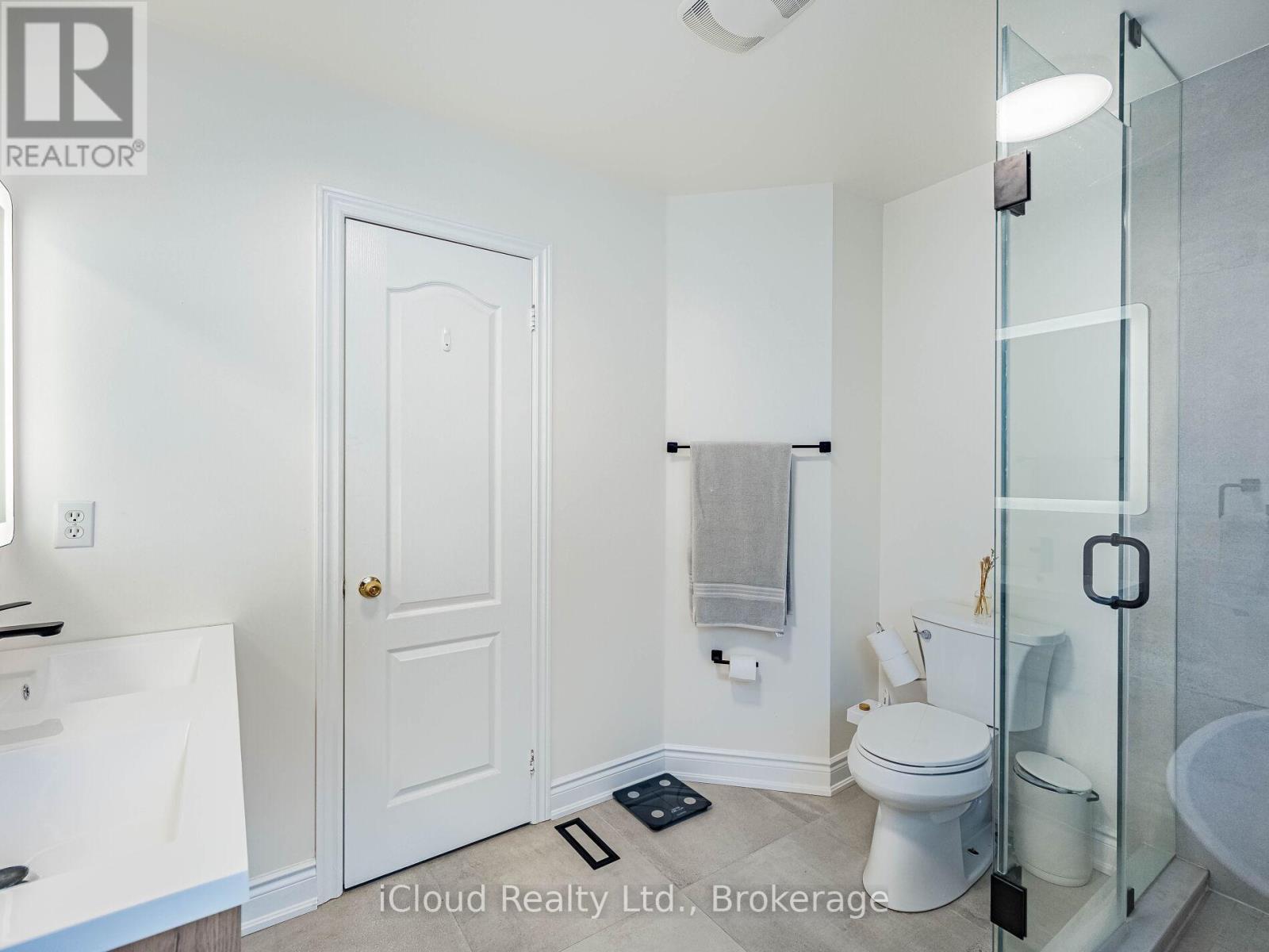 3390 Fountain Park Avenue, Mississauga, ON - Indoor Photo Showing Bathroom