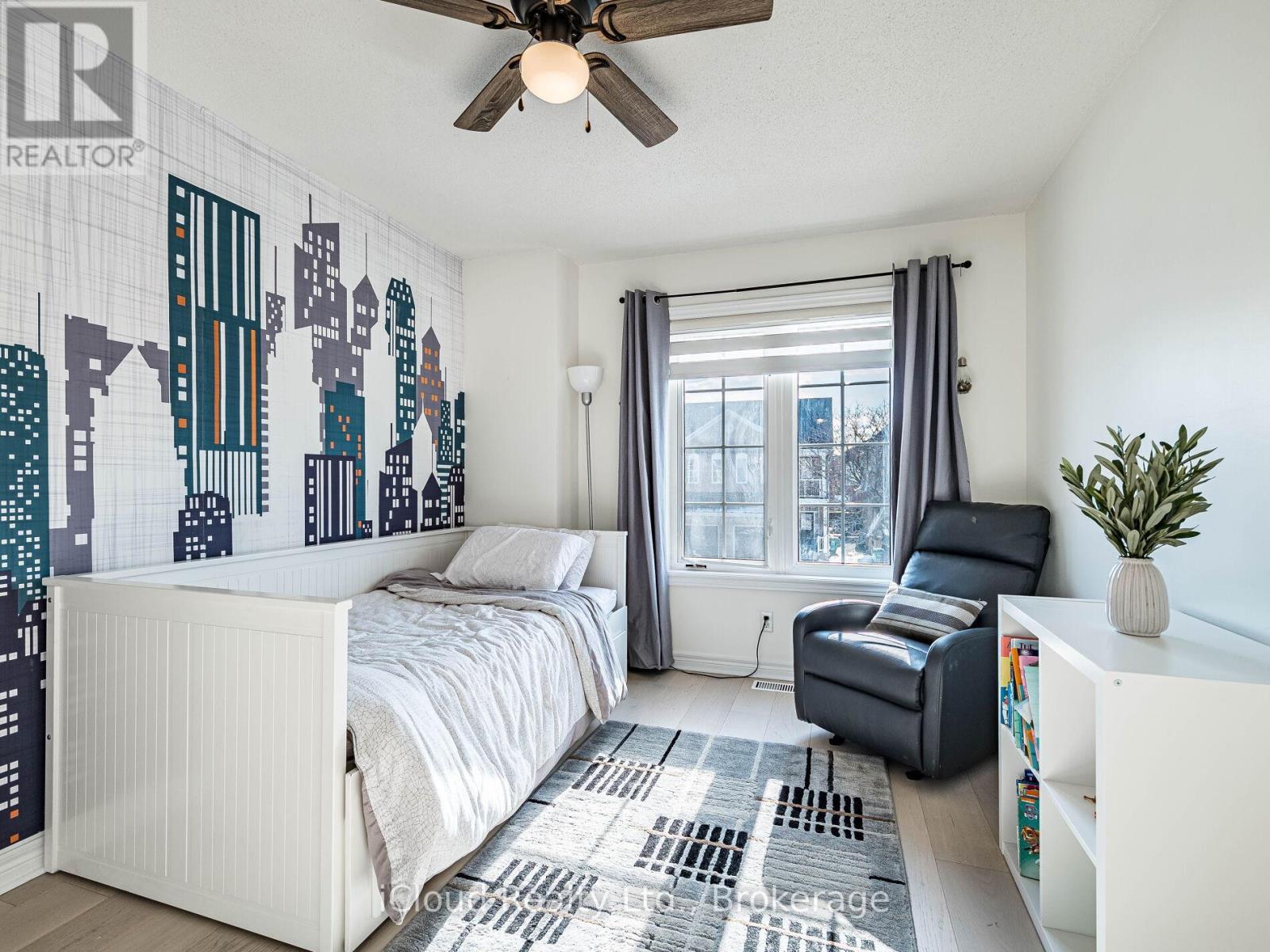 3390 Fountain Park Avenue, Mississauga, ON - Indoor Photo Showing Bedroom