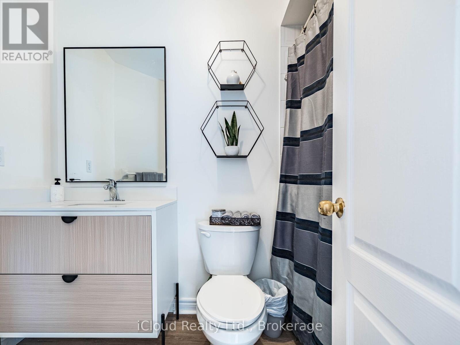3390 Fountain Park Avenue, Mississauga, ON - Indoor Photo Showing Bathroom