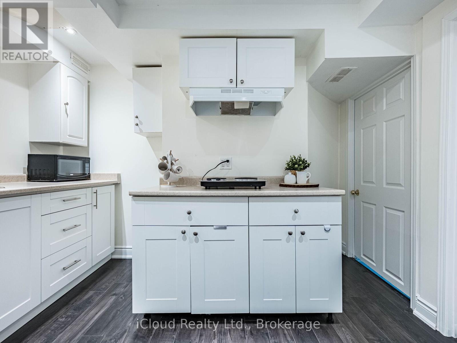 3390 Fountain Park Avenue, Mississauga, ON - Indoor Photo Showing Kitchen