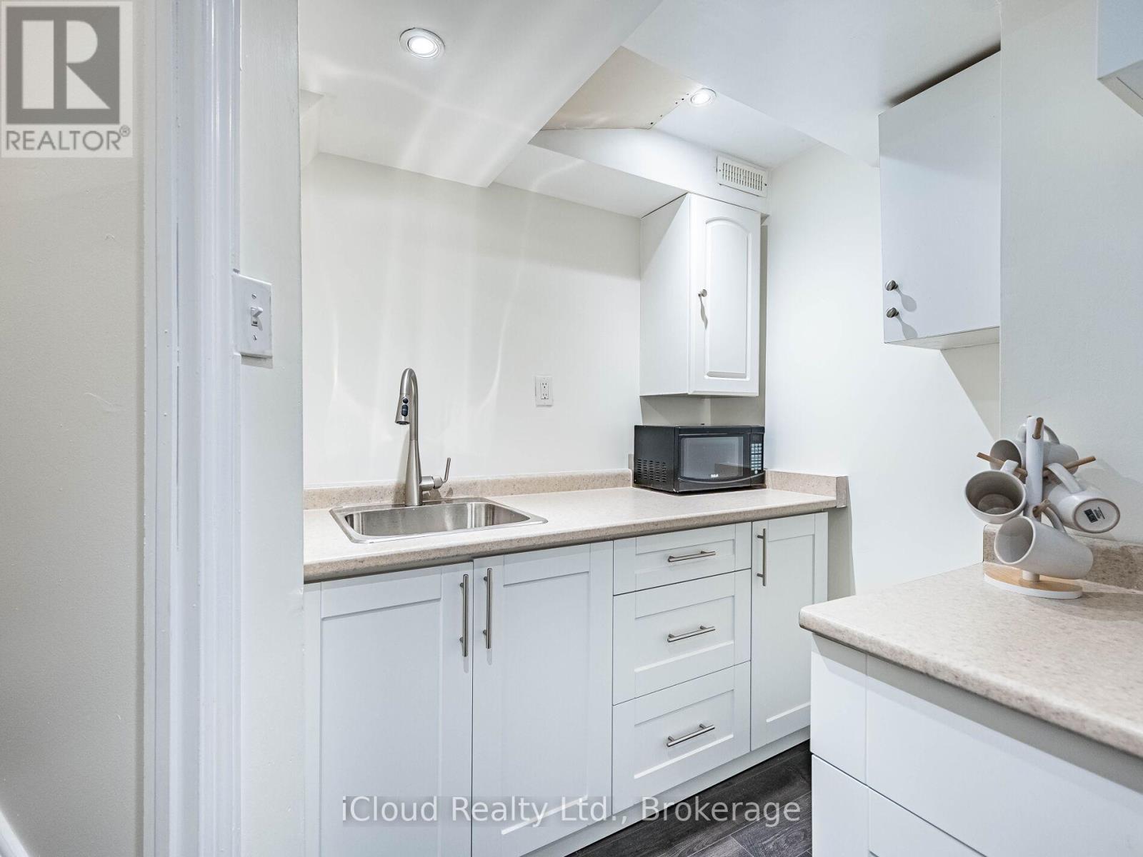 3390 Fountain Park Avenue, Mississauga, ON - Indoor Photo Showing Kitchen