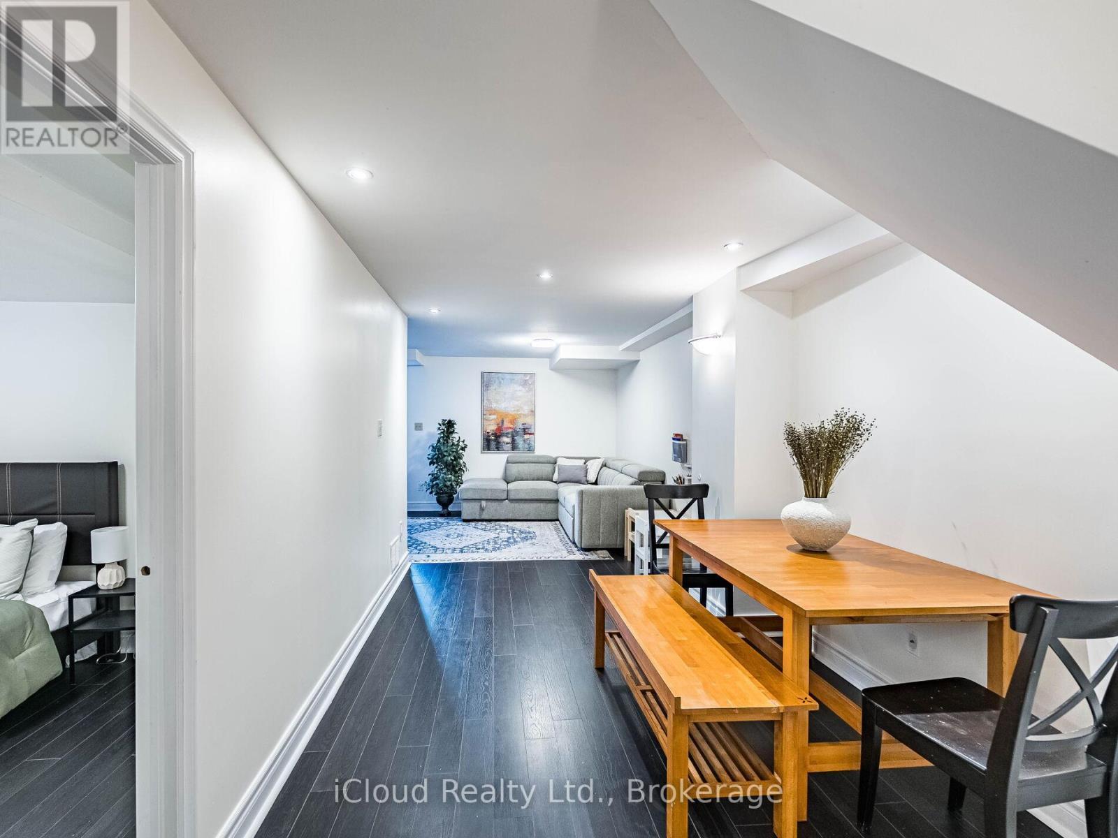 3390 Fountain Park Avenue, Mississauga, ON - Indoor Photo Showing Dining Room