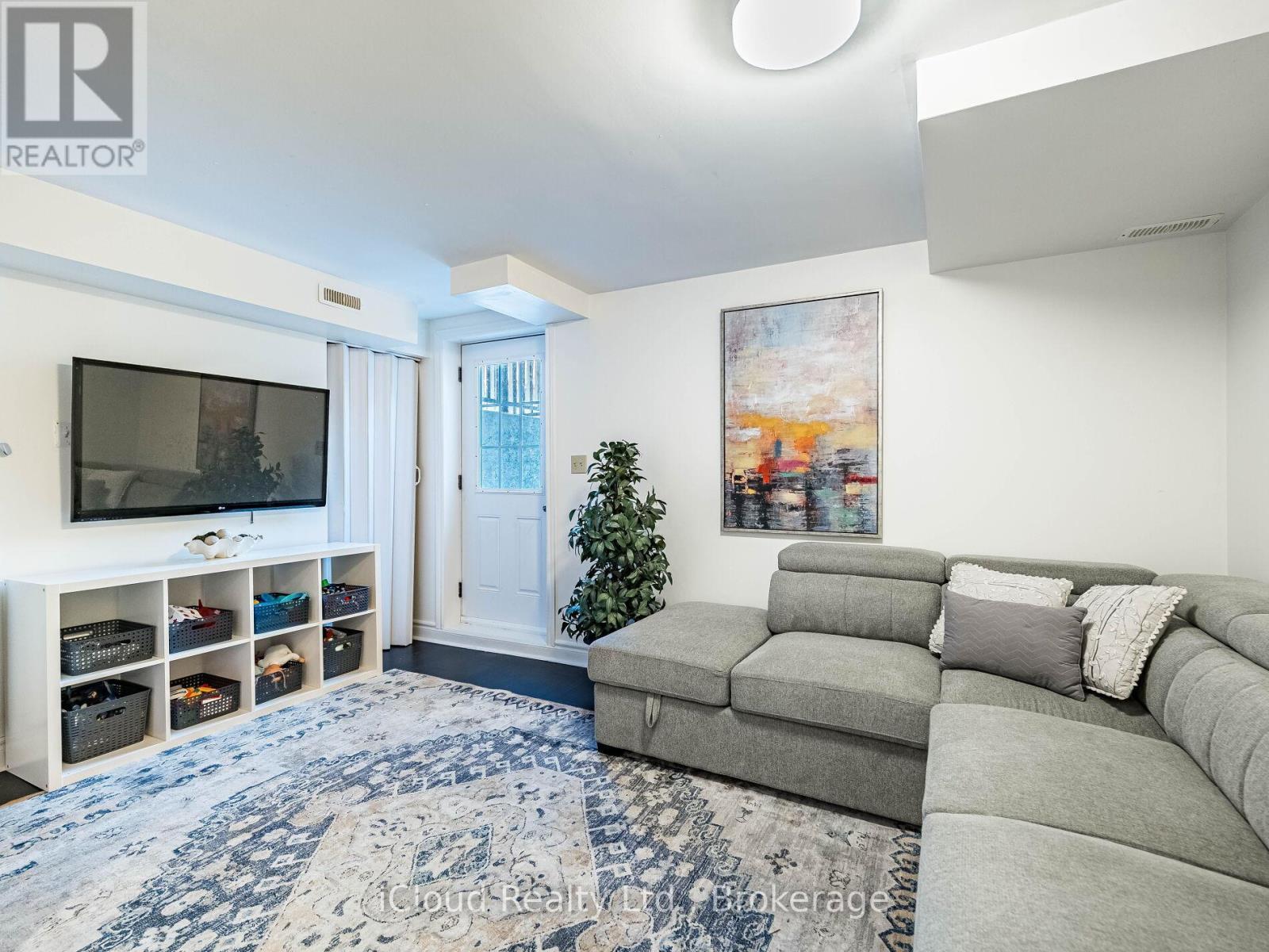 3390 Fountain Park Avenue, Mississauga, ON - Indoor Photo Showing Living Room