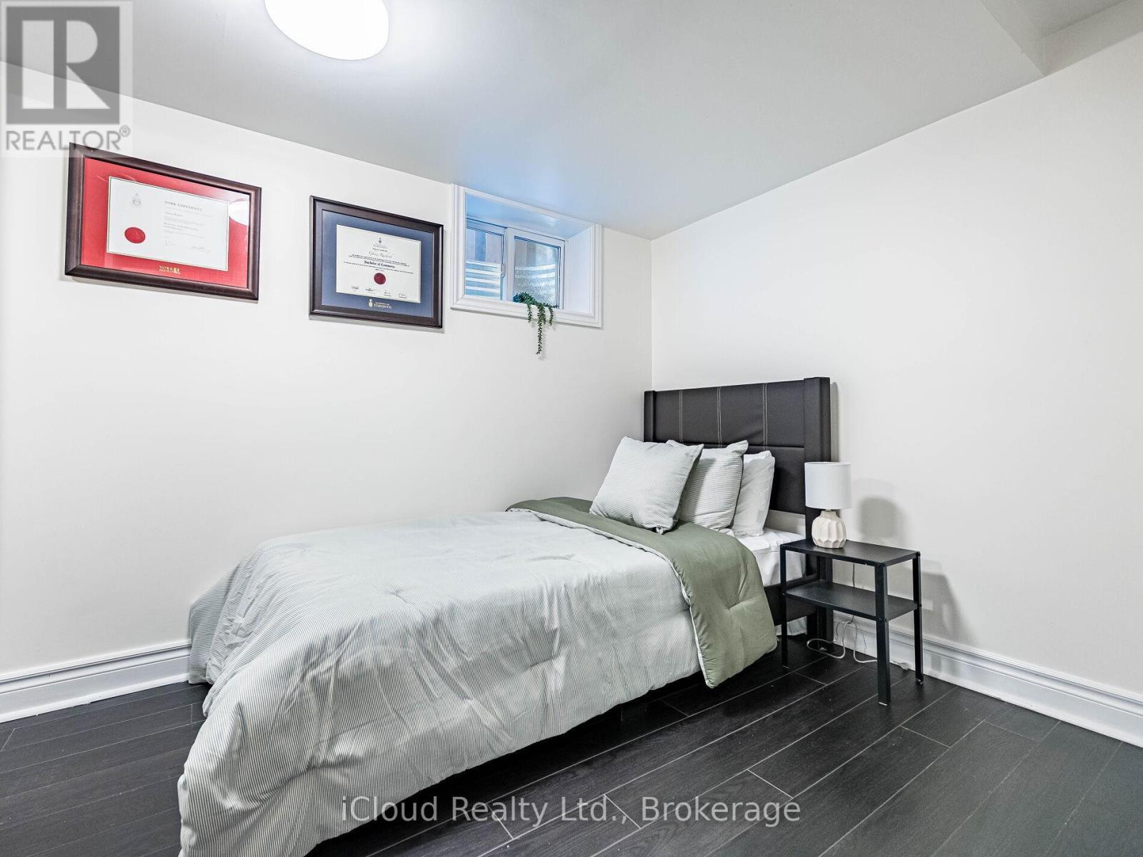 3390 Fountain Park Avenue, Mississauga, ON - Indoor Photo Showing Bedroom