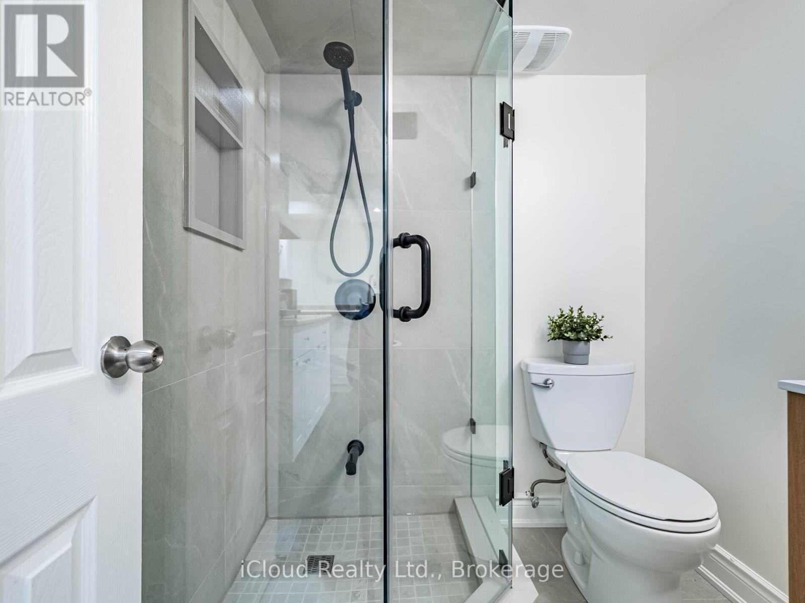 3390 Fountain Park Avenue, Mississauga, ON - Indoor Photo Showing Bathroom