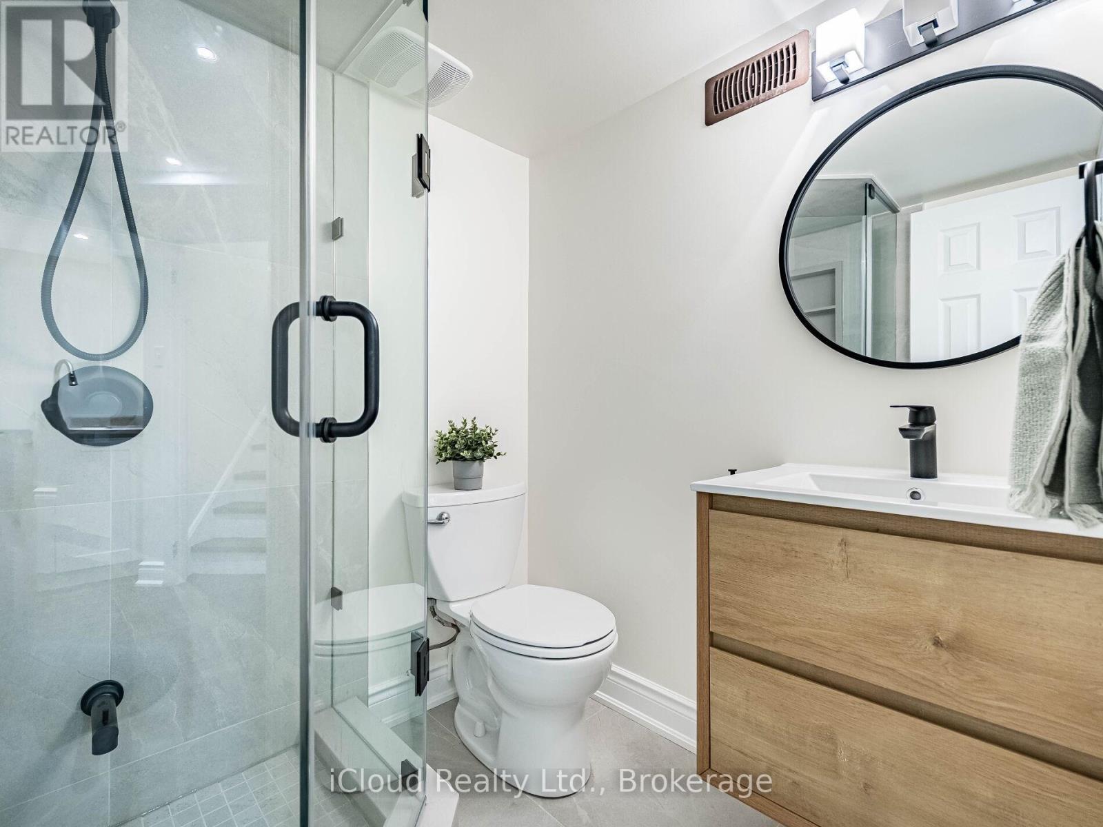 3390 Fountain Park Avenue, Mississauga, ON - Indoor Photo Showing Bathroom