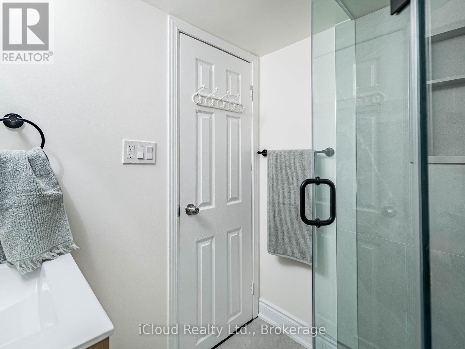 3390 Fountain Park Avenue, Mississauga, ON - Indoor Photo Showing Bathroom