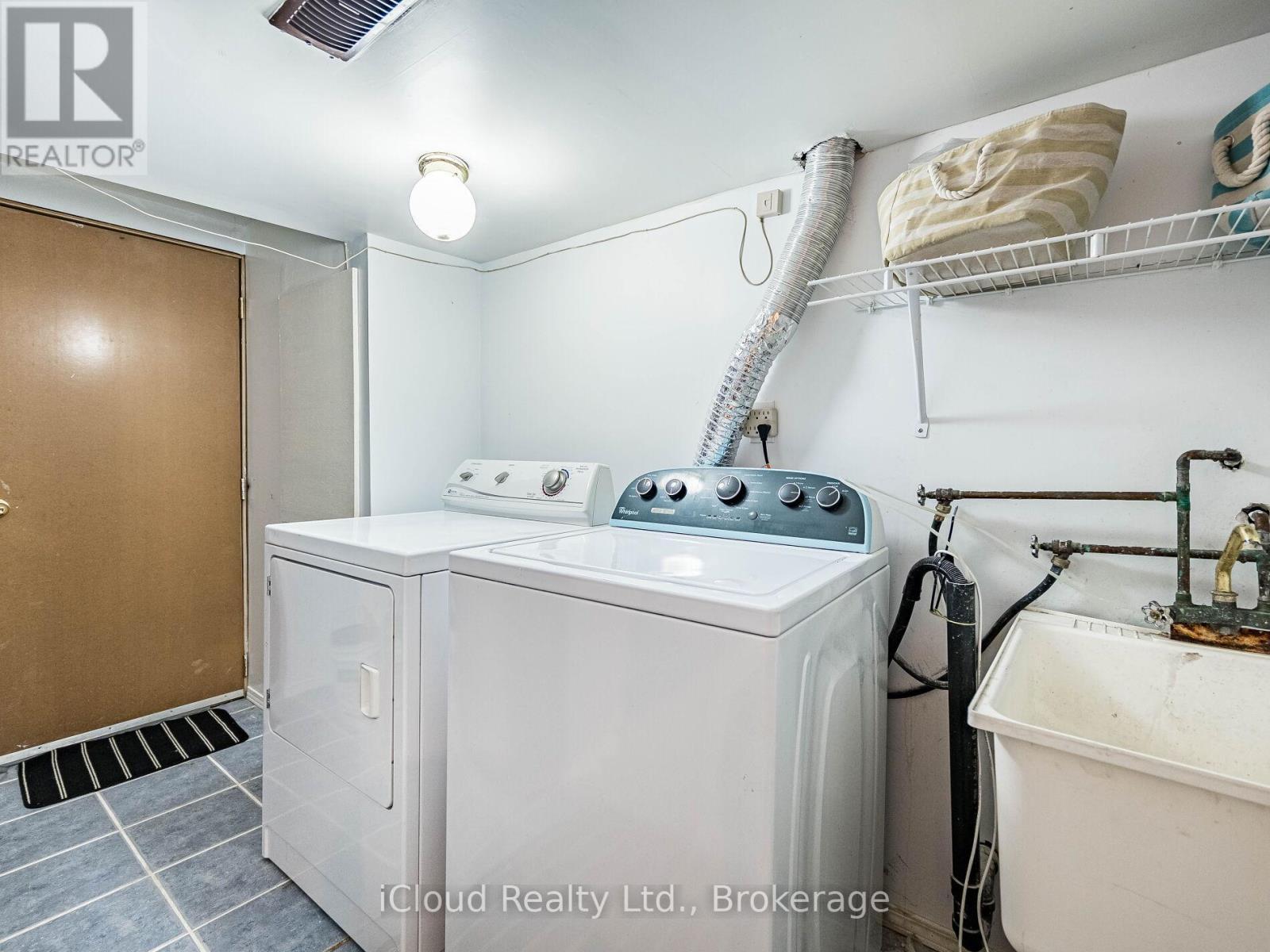 3390 Fountain Park Avenue, Mississauga, ON - Indoor Photo Showing Laundry Room