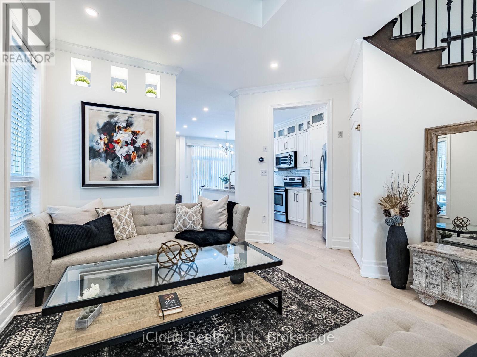 3390 Fountain Park Avenue, Mississauga, ON - Indoor Photo Showing Living Room