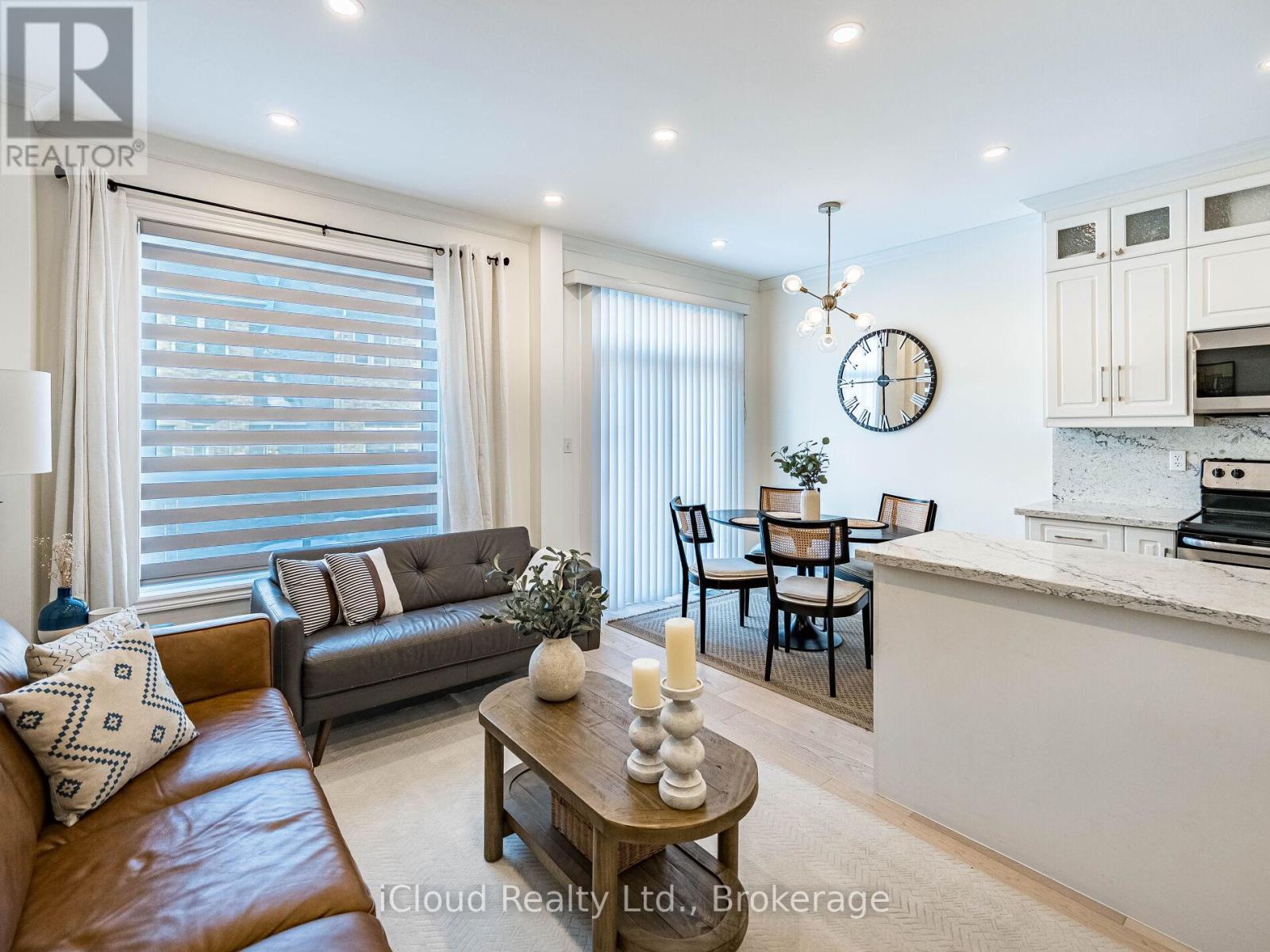 3390 Fountain Park Avenue, Mississauga, ON - Indoor Photo Showing Living Room
