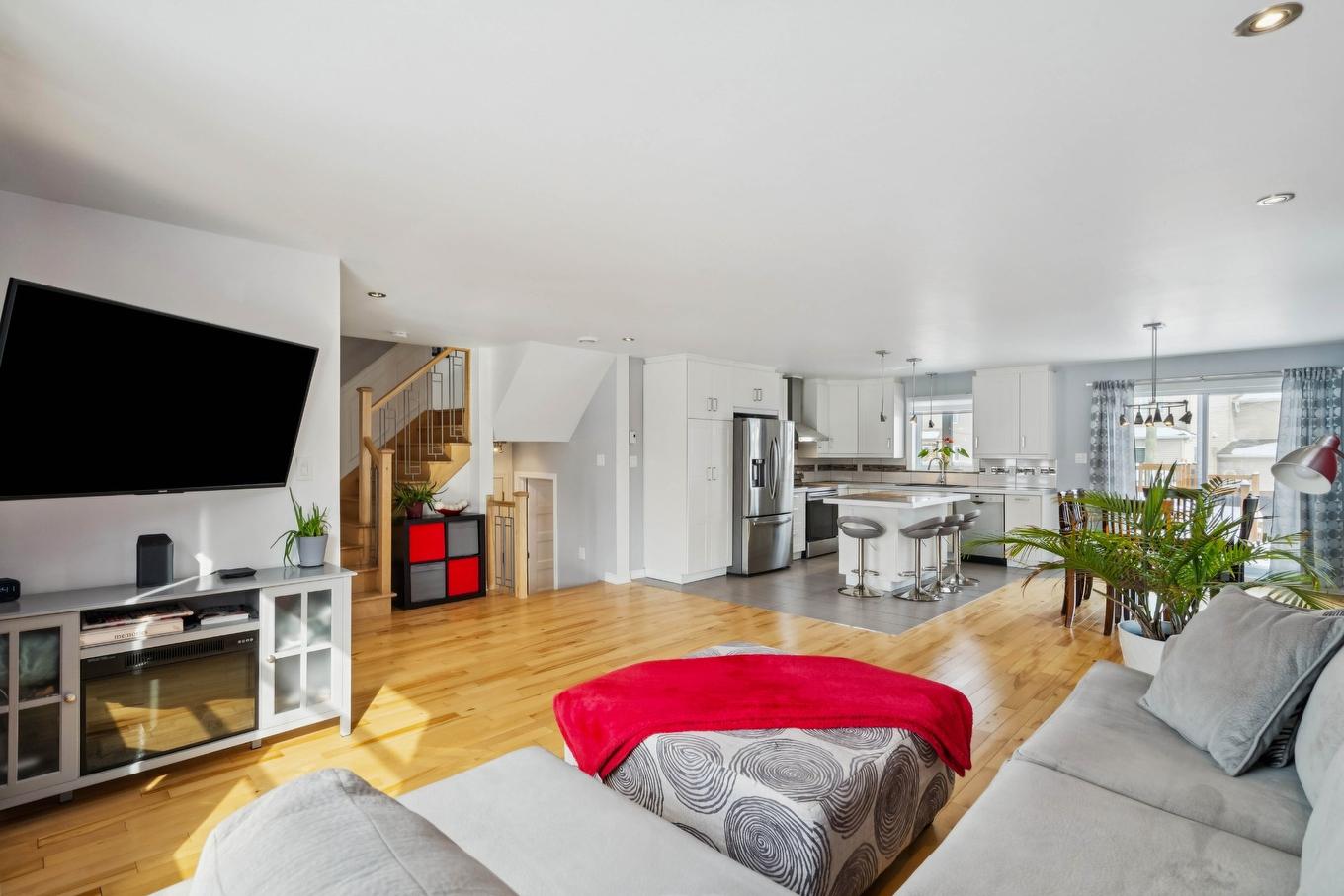 Living room - 347 Rue Schubert, Saint-Jean-Sur-Richelieu, QC - Indoor Photo Showing Living Room