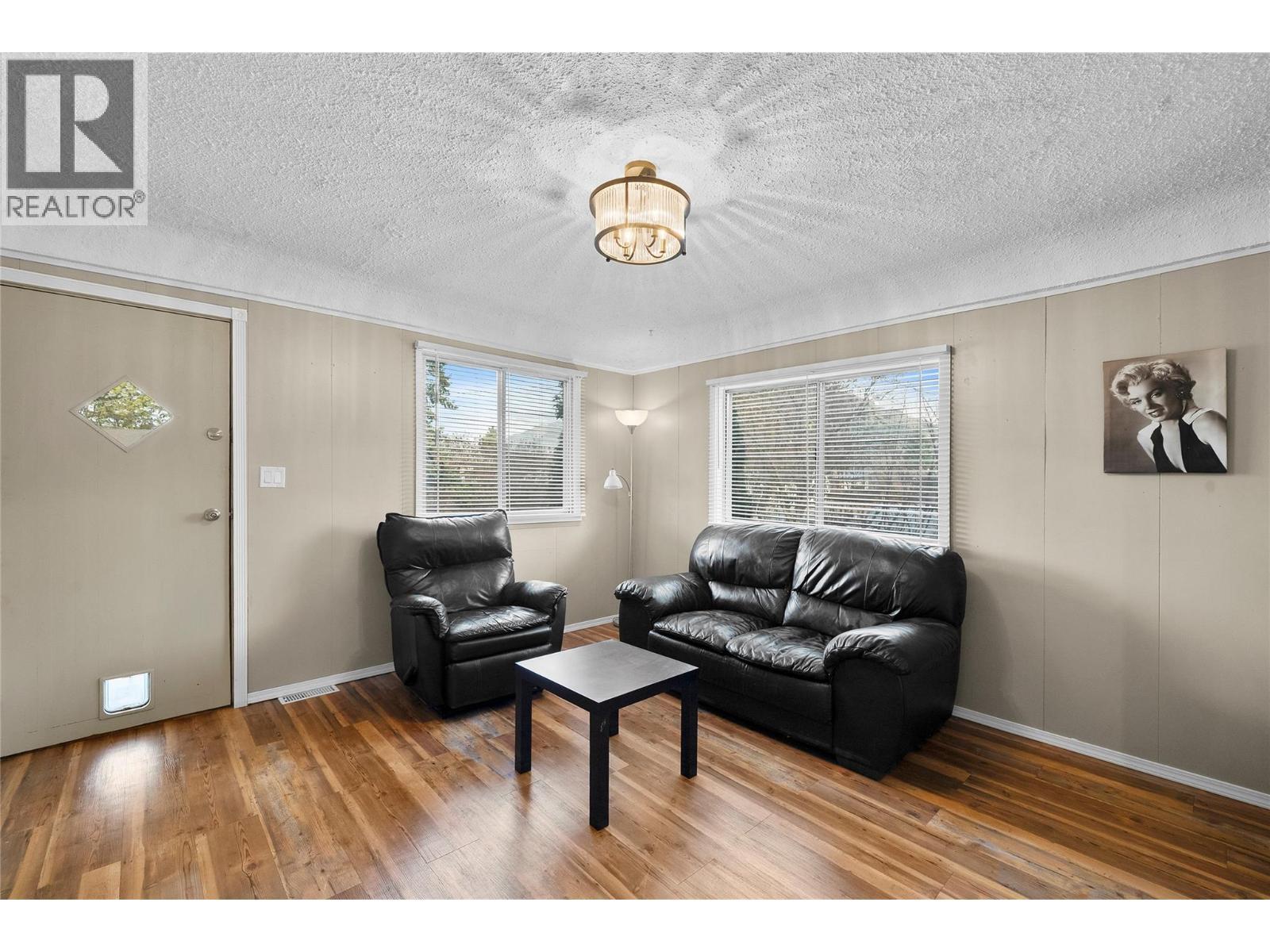 500 Polson Avenue, Enderby, BC - Indoor Photo Showing Living Room