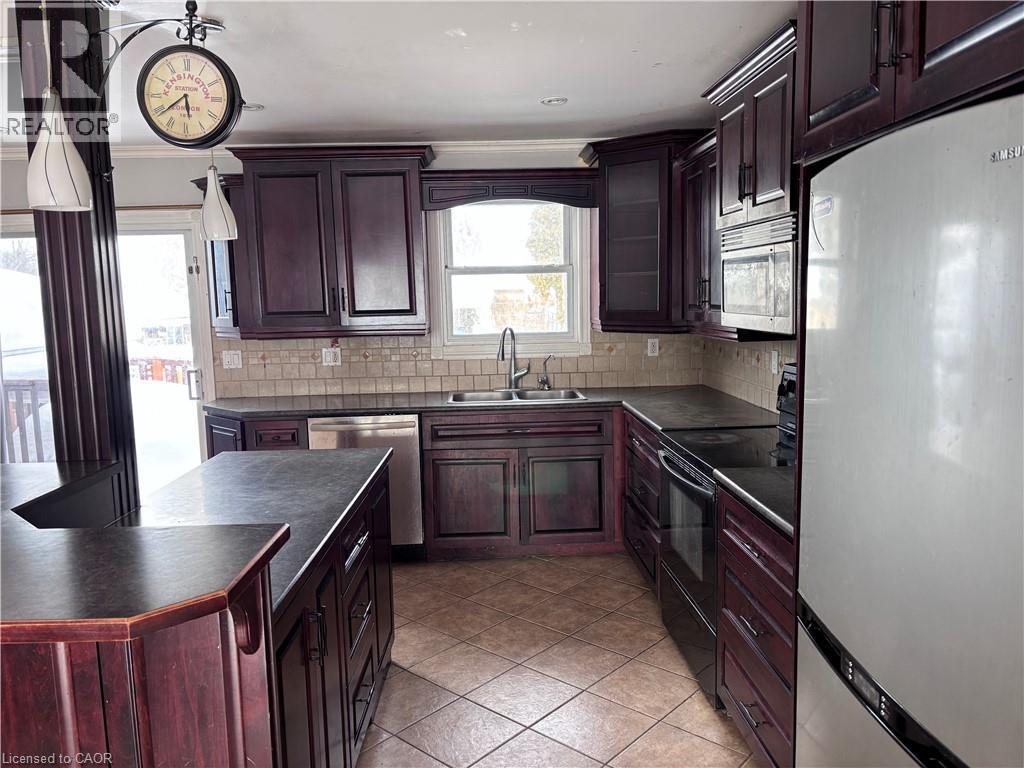 76 Ramblewood Way, Kitchener, ON - Indoor Photo Showing Kitchen With Double Sink