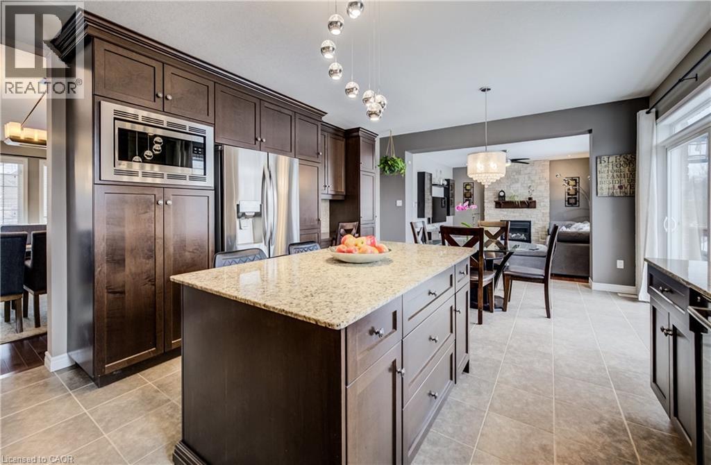 928 Evens Pond Court, Kitchener, ON - Indoor Photo Showing Kitchen With Upgraded Kitchen