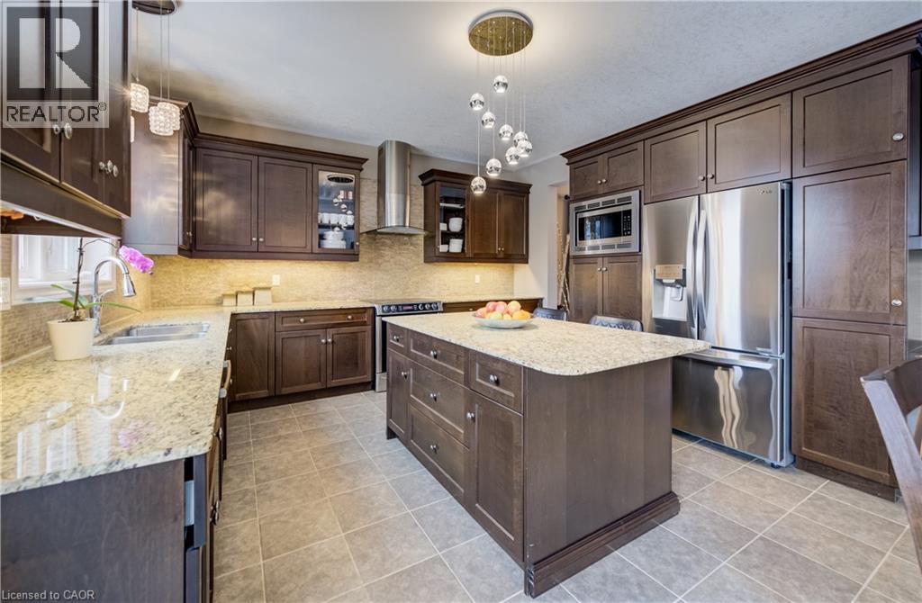 928 Evens Pond Court, Kitchener, ON - Indoor Photo Showing Kitchen With Stainless Steel Kitchen With Double Sink With Upgraded Kitchen