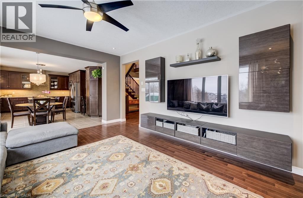 928 Evens Pond Court, Kitchener, ON - Indoor Photo Showing Living Room