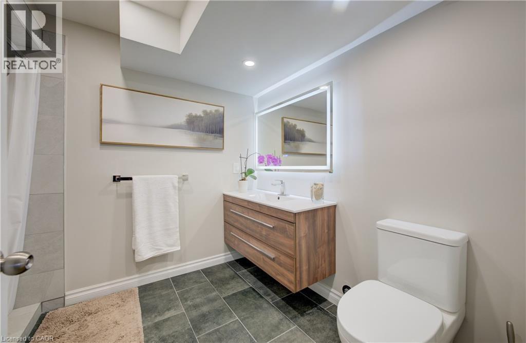 928 Evens Pond Court, Kitchener, ON - Indoor Photo Showing Bathroom