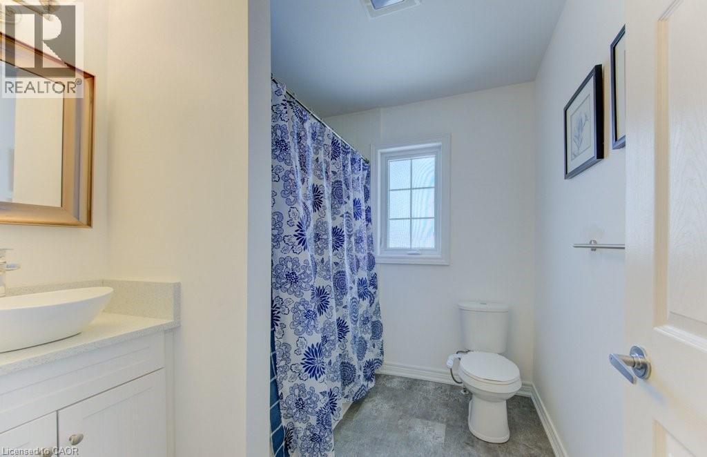 main 4 pc bath - 404 Wake Robin Crescent, Kitchener, ON - Indoor Photo Showing Bathroom