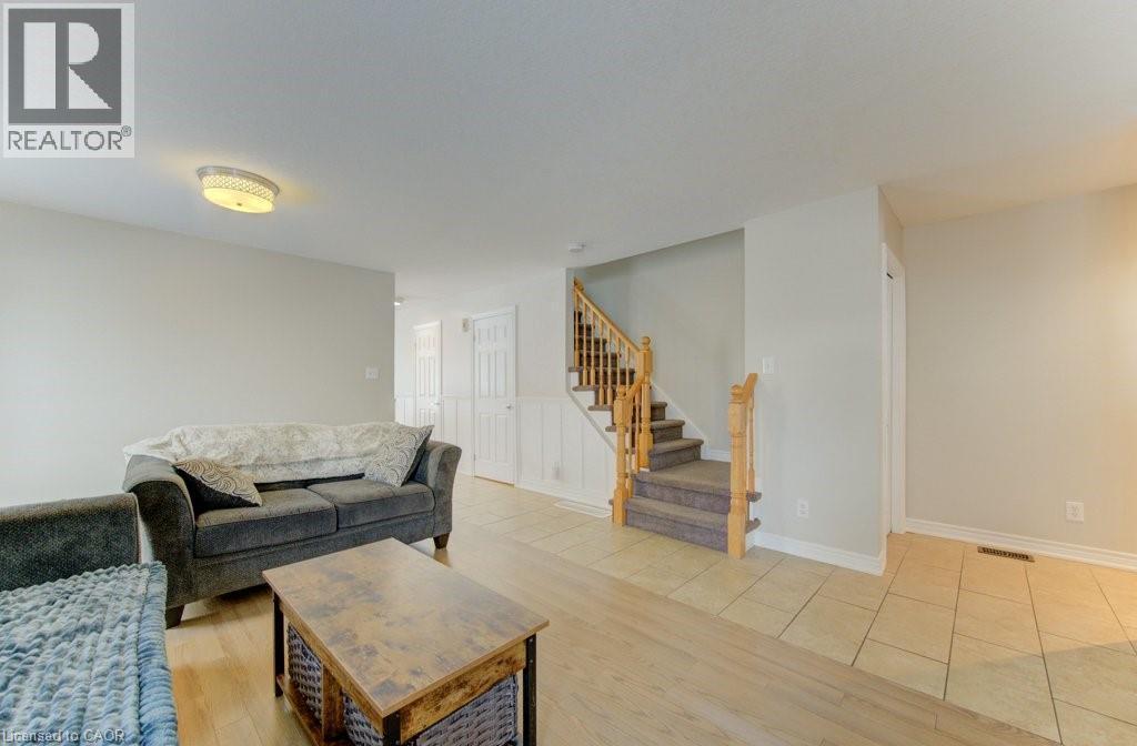 404 Wake Robin Crescent, Kitchener, ON - Indoor Photo Showing Living Room