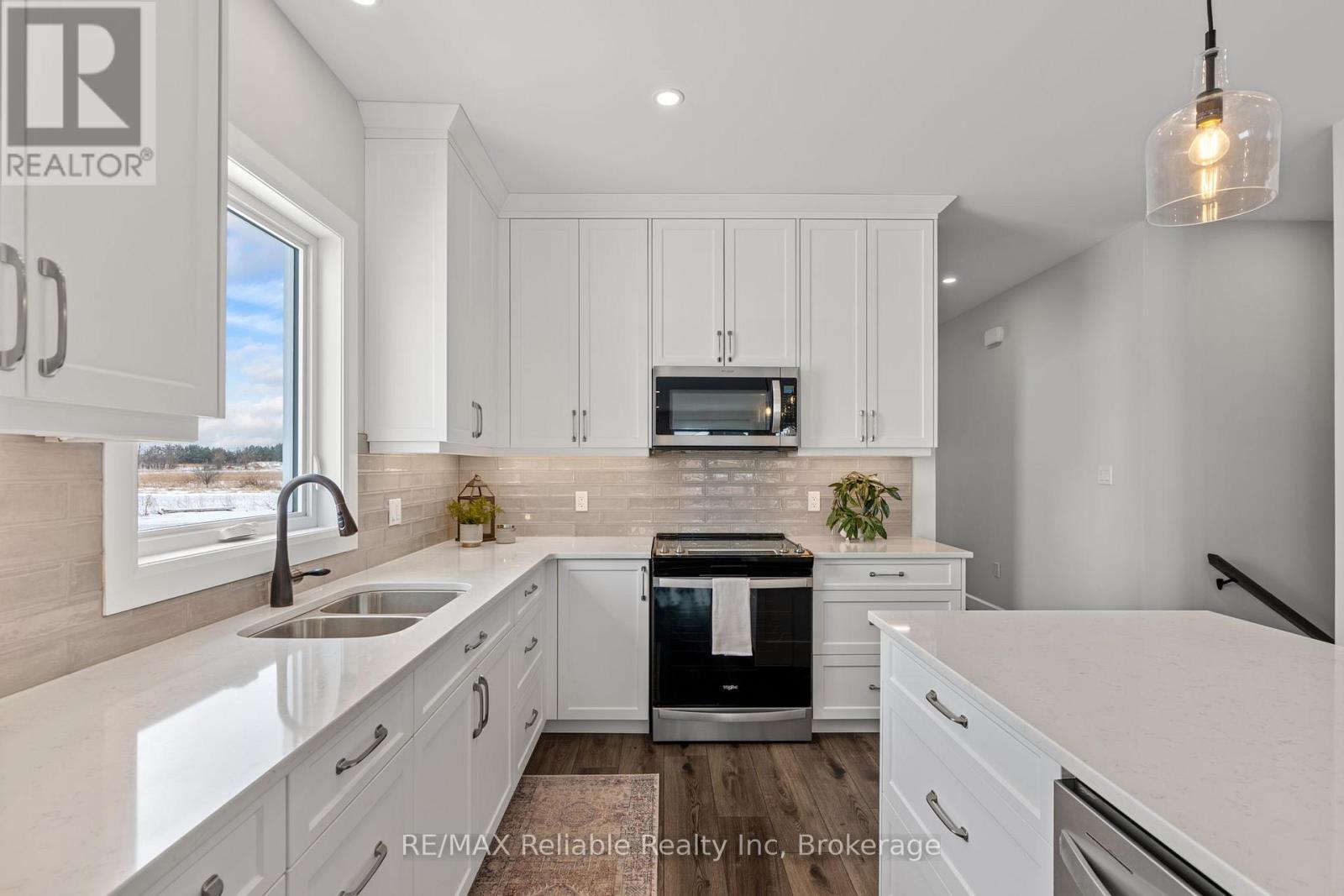 134 Severn Drive, Goderich (Goderich (Town)), ON - Indoor Photo Showing Kitchen With Double Sink With Upgraded Kitchen