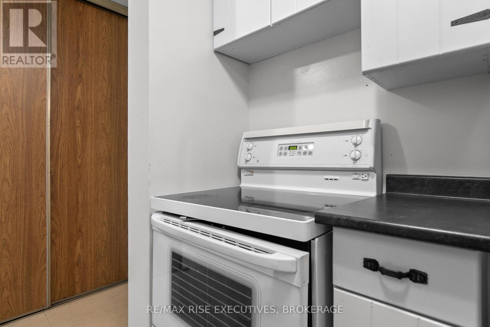 507 - 17 Eldon Hall Place, Kingston (Central City West), ON - Indoor Photo Showing Kitchen