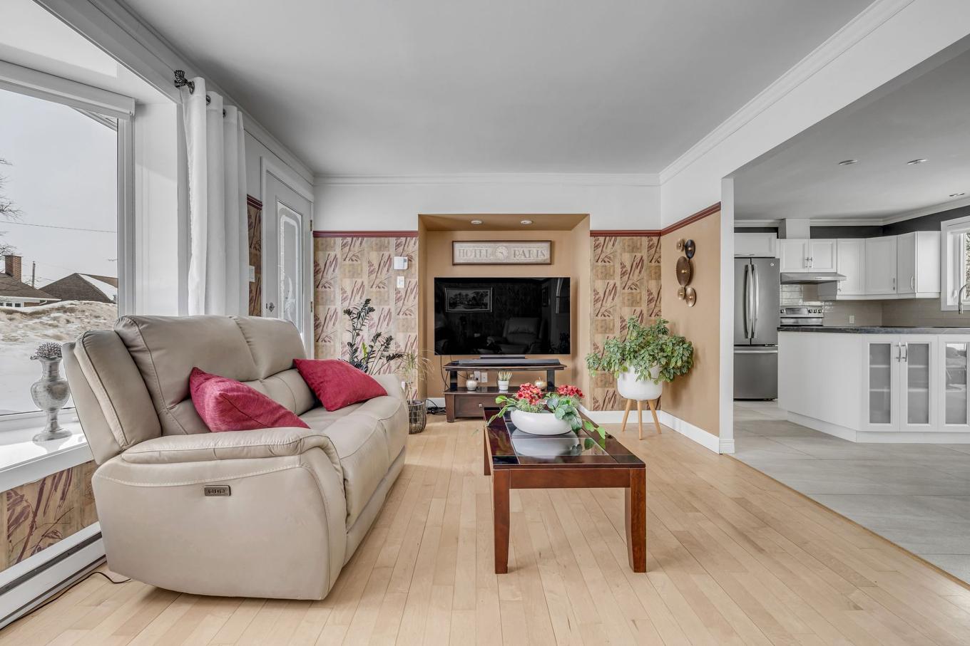 Living room - 2018 Rue Arnaud, Québec (Beauport), QC - Indoor Photo Showing Living Room