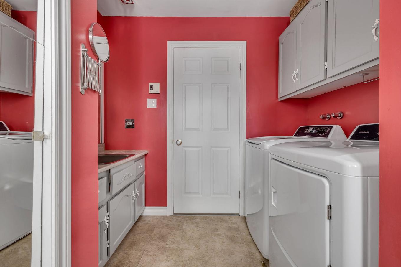 Powder room - 2018 Rue Arnaud, Québec (Beauport), QC - Indoor Photo Showing Laundry Room