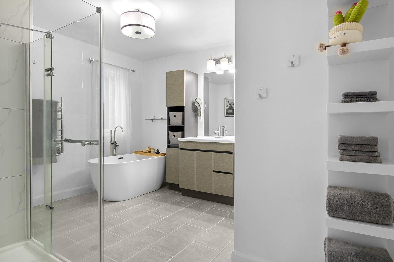 Bathroom - 518 Rue Rabelais, Saguenay (Chicoutimi), QC - Indoor Photo Showing Bathroom