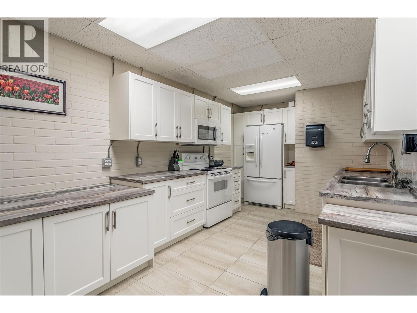 Party/Meeting room - 1915 Pacific Court Unit# 407, Kelowna, BC - Indoor Photo Showing Kitchen